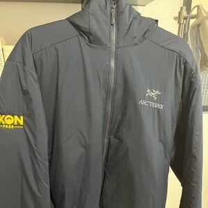 Arc’Teryx Men’s ATOM Hoodie with IKON Pass embroidery. Size XL Mint condition